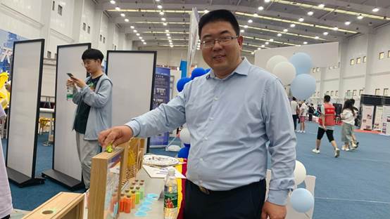 e8体育官网孙怀凤老师倒下许愿瓶（友爱）